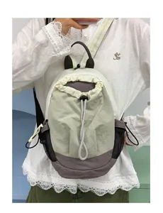 Sac à dos décontracté et polyvalent avec un design élégant et une fermeture à cordon.