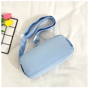 Lichtblauwe cilindrische schoudertas met verstelbare riem, casual stijl voor dagelijks gebruik.