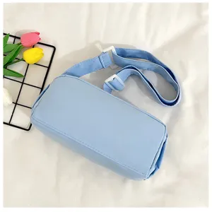 Minimalistische lichtblauwe cilindrische schoudertas detailweergave, casual tas