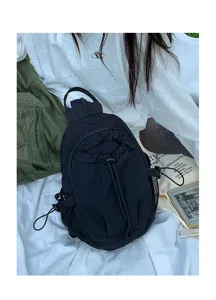 Vue détaillée du sac à dos de sport noir décontracté avec cordon de serrage et poches latérales.