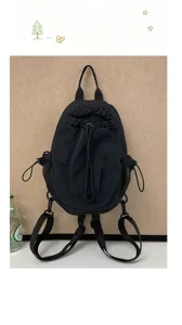 Vue détaillée du mini sac à dos noir à cordon avec poches en filet et bretelles réglables.