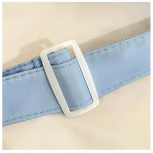 Detail van de verstelbare lichtblauwe riem van de minimalistische casual tas voor dames