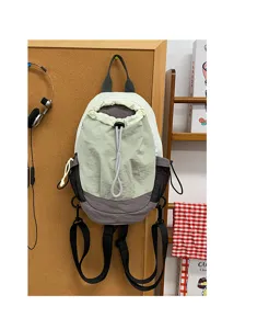 Vue detaillee du sac a dos de loisir bicolore avec cordon de serrage et poches en maille.