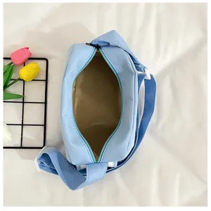 Japanse minimalistische lichtblauwe cilindrische schoudertas voor dagelijks gebruik.
