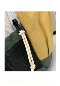 Détail de sac à dos de sport décontracté, design colorblock avec fermeture éclair et poche.