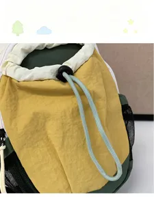 Vue détaillée du sac à dos de sport colorblock décontracté et de la gourde avec cordon de serrage.