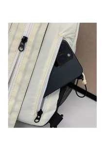 Vue détaillée du sac de sport décontracté avec poches zippées et poche latérale en filet.
