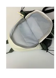 Gros plan sur l'intérieur du sac à dos de loisir montrant le compartiment spacieux et la fermeture éclair.