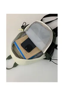 Détail intérieur du sac à dos de sport extérieur montrant une grande capacité.