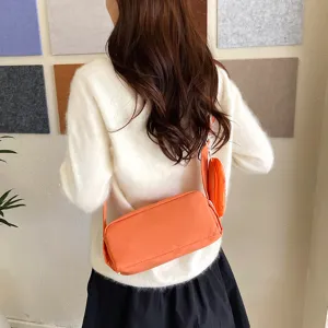 Minimalistische oranje cylindrische crossbody tas met klein zakje voor dames, casual dagelijkse tas.