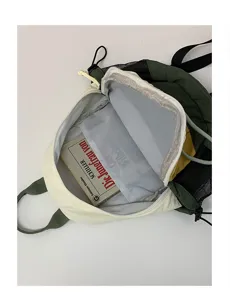 Sac à dos de bloc de couleur outdoor décontracté avec poches filet, intérieur spacieux.