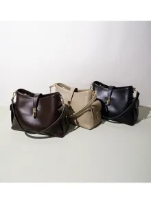 Vista detallada del elegante bolso de cuero con cierre metálico fino y bonitos acabados.