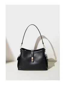 Detalle de bolso de cuero al hombro, elegante bolso bombo negro con cierre metálico y bolsillos.