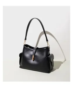Bolso de hombro de cuero negro con cierre metálico elegante y prácticos bolsillos laterales.