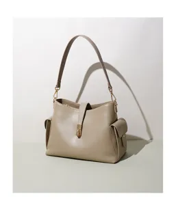 Vista detallada del elegante bolso de hombro de cuero con cierre metálico y bolsillos.