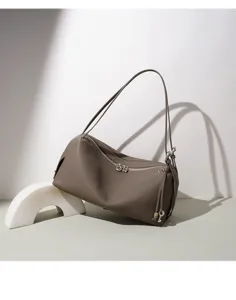 Minimalistische Leder Umhängetasche Detail, hochwertige Rindsleder Handtasche mit Doppelreißverschluss.