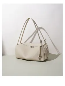 Echtes Leder Lunch Umhängetasche, Premium minimalistisches Design mit Doppelriemen und Beschlägen.