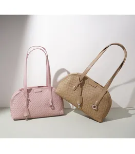 Detalle de bolso de hombro de cuero trenzado, elegante bolso boston de cercanías.