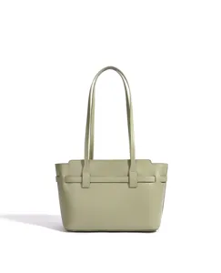 Primer plano de los detalles del bolso tote de cuero verde salvia, con hebilla y asas.