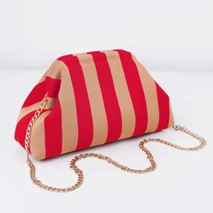 Sac pochette en tricot rayé rouge et beige avec bandoulière chaîne dorée femme chic