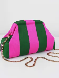 Trousse de maquillage en tricot rayé rose et vert avec chaîne dorée, pochette clutch élégante.