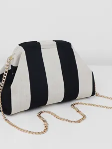 Sac cosmétique tricoté à rayures noires et blanches avec bandoulière chaîne dorée pochette.