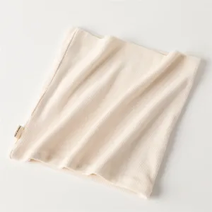 Gedetailleerde beige geribbelde gebreide nekwarmer, zachte comfortabele wintersjaal.