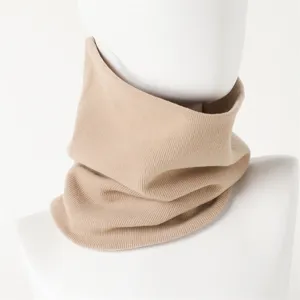Gedetailleerd detail van effen gebreide nekwarmer, biedt heerlijke warmte en windbescherming.