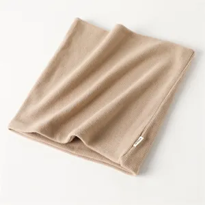 Beige gebreide nekwarmer voor de winter thermisch winddicht effen sjaal detailweergave