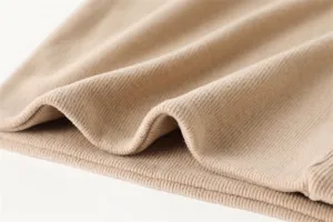Gebreide nekwarmer stofdetail, zachte ribtextuur, warm en gezellig wintermateriaal close-up view.