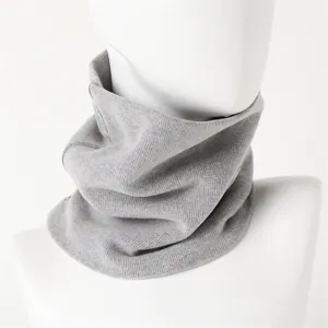 Grijze gebreide nekwarmer voor de winter, een warme en winddichte sjaal voor buiten.