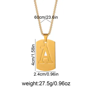 Vista dettagliata del ciondolo lettera A in acciaio inossidabile con dimensioni e finitura dorata.