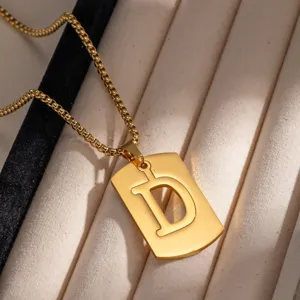 Collana con ciondolo lettera D in acciaio inossidabile dorato vista ravvicinata