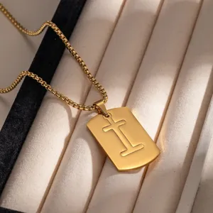 Collana con ciondolo lettera targhetta in acciaio inossidabile dorato vista di dettaglio.