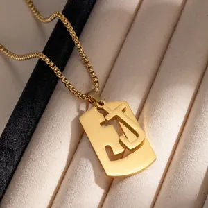 Dettaglio ravvicinato di una collana con ciondolo in acciaio inossidabile dorato.