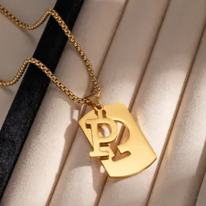 Collana con ciondolo lettera P in acciaio inossidabile dorato, vista dettagliata, gioielli.