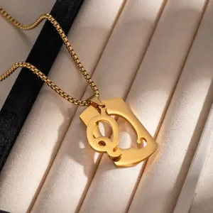 Ciondolo con lettera in acciaio inossidabile dorato, collana clavicola in stile hip-hop.