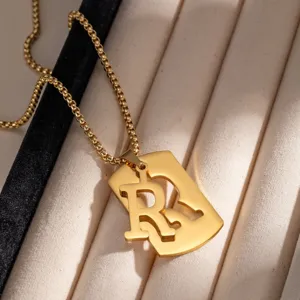 Collana con ciondolo iniziale R in acciaio inossidabile dorato dal design geometrico e moderno.