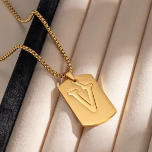 Primo piano dettagliato di una collana con ciondolo lettera V in acciaio inossidabile dorato.