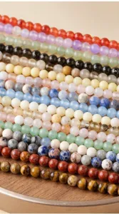 Detailansicht bunter Kristall- und Natursteinperlen für wunderschöne DIY-Armbänder.