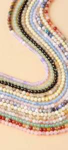 Detailansicht von 4mm bunten Kristall Edelstein runden Abstandshaltern für DIY Schmuck.
