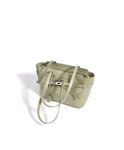 Detalle de bolso tote de cuero verde salvia con asas dobles y cierre metálico seguro.
