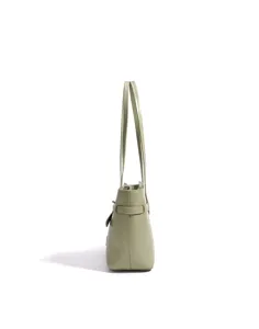 Vista lateral del elegante bolso tote de cuero verde claro, ideal para la oficina.