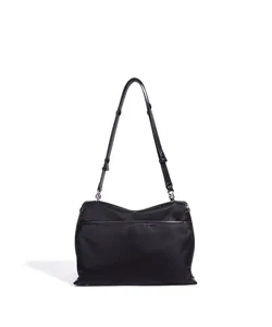Detalle de bolso de hombro de nailon negro, bolso mensajero minimalista de cercanías con hebillas.