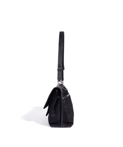 Vista detallada lateral del bolso bandolera de nylon negro con correa ajustable y solapa.