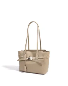 Elegante bolso tote de cuero topo para mujer, con correa clásica y cierre de vuelta giratoria.