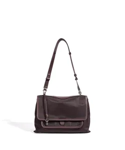 Bolso bandolera de nailon marrón oscuro minimalista con colgante de llave y ribete de cuero.