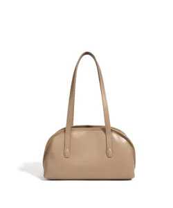 Vista detallada del elegante bolso de hombro de cuero beige, destacando su suave acabado.