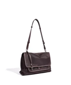 Bolso de hombro de nailon marrón oscuro con solapa, correa ajustable y un abalorio.