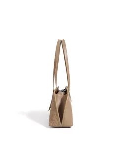 Vista de detalle de la bolsa de hombro de cuero tejido en color beige con fuelle.